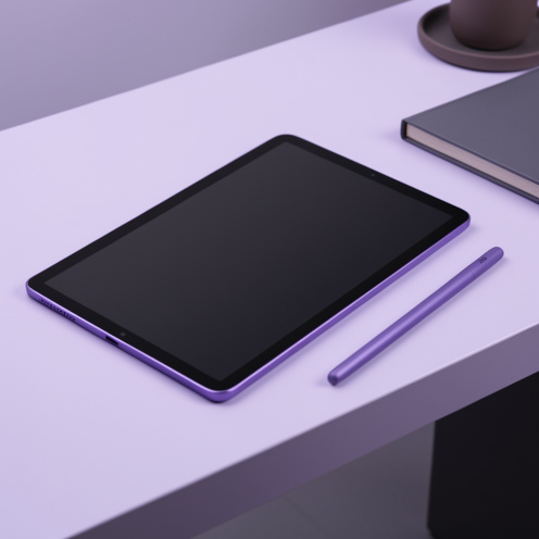 Tablette violette de 11 pouces au design fin et moderne, posée sur un bureau minimaliste avec un stylet.